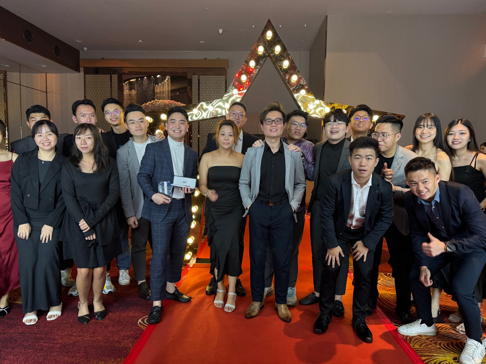 2025 Sales 业绩庆祝合影