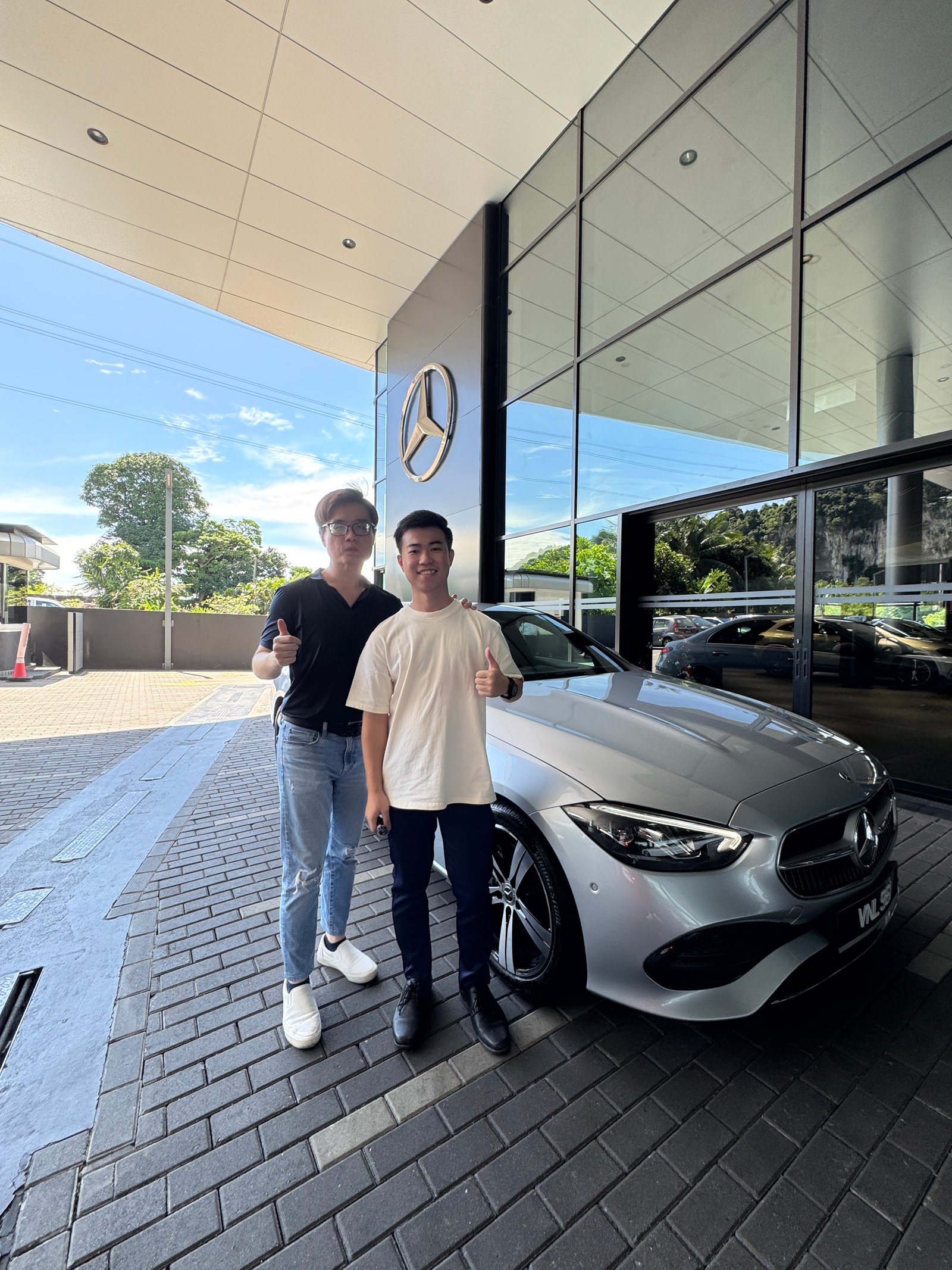 团队成员提领新车 - Mercedes