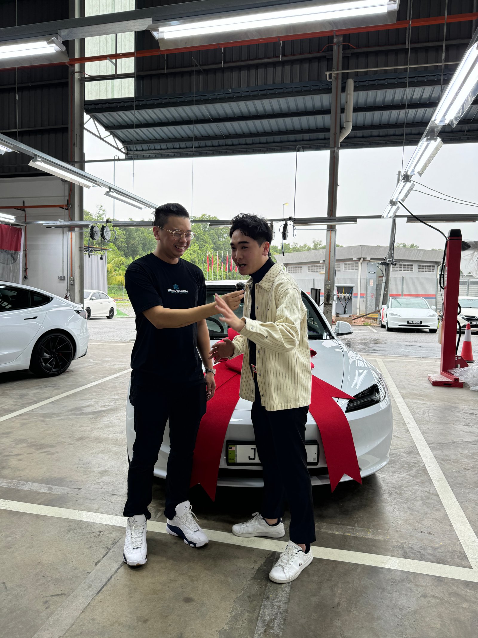 团队成员提领新车 - Tesla