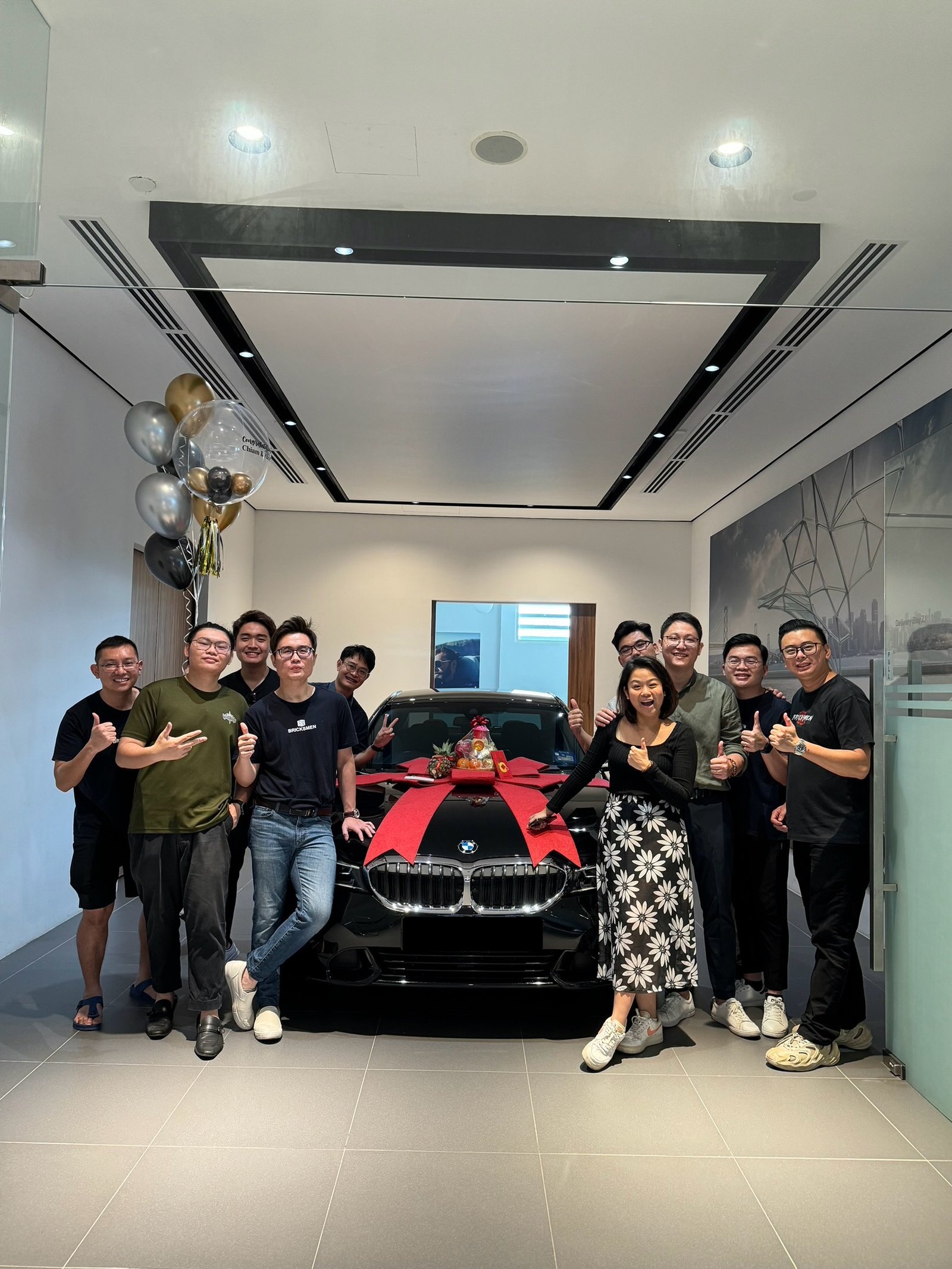 团队成员提领新车 - BMW